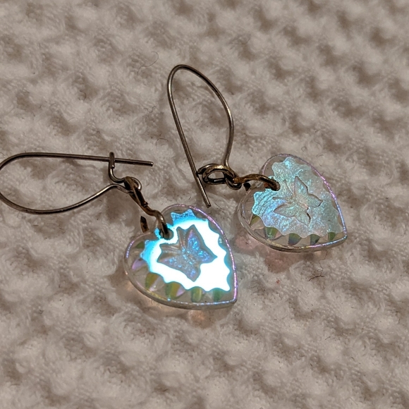 Iridescent glass heart-shaped earrings with butterfly motif - Picture 3 of 5